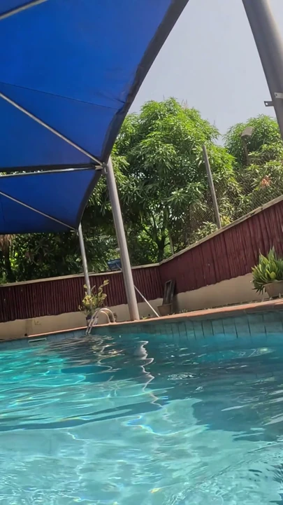 Orta yaşlı seksi kadın tatil kompleks havuzunda sikiliyor | Klip 1