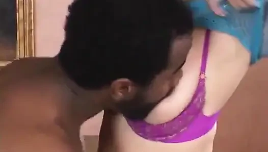 Doğal memeli sarışın götüne siyah bir yarak almak istiyor