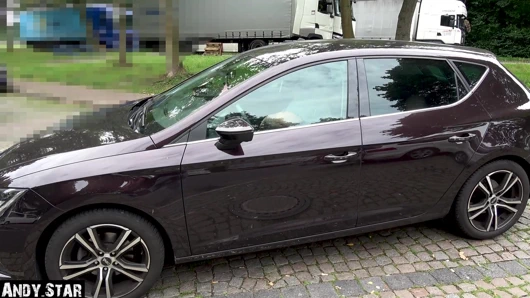 Büyük götlü Alman genç kız işiyor ve döllendikten sonra açık havada sikiliyor