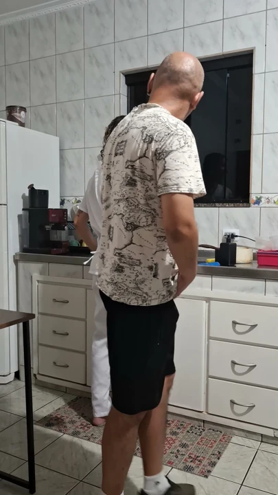 Hizmetçiyi mutfakta arkadan sikmek. | Klip 1