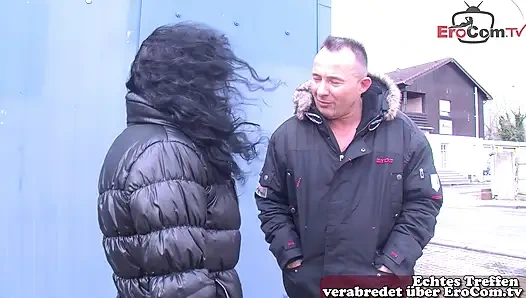 Alman evli kadın sokakta aldatıyor