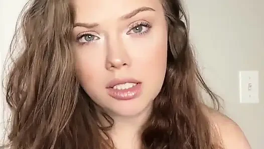 Derili orta yaşlı seksi kadın domme kadın kılıklı oğlan rol oyununu çıkarıyor