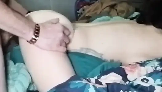 Üvey kız kardeş sıkı lil amcığını uzatırken titreşen bu büyük yarağı seviyor