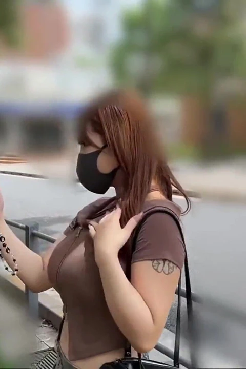 İri göğüslü kız özel çekimde kamera dışında ilk kez, cesur enerji güçlü bir izlenim bırakıyor