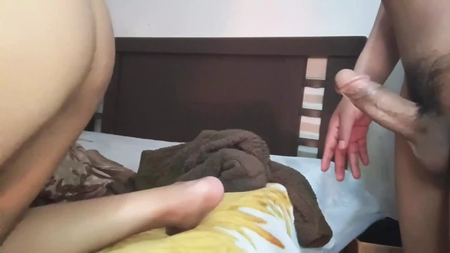 Hintli çift ebeveynlerinin evinde seks yapıyor, neredeyse onları keşfediyorlar