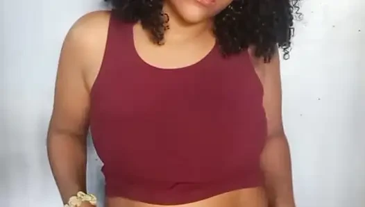 Ateşli esmer orta yaşlı seksi kadın kendine dokunuyor