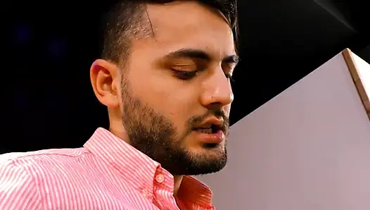 Bilardo masasında sikişiyor... Amına boşalma