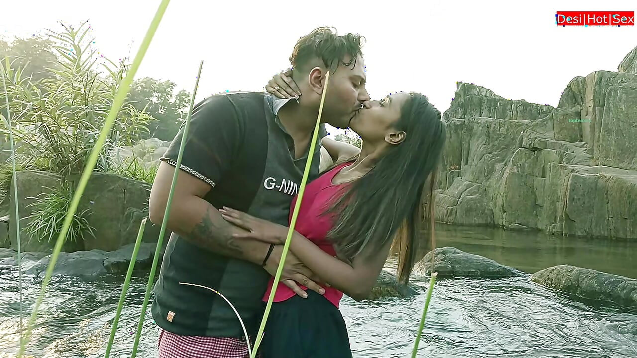 18 yaşındaki genç kız arkadaşını açık bir yerde sikiyor! Hot Xxx