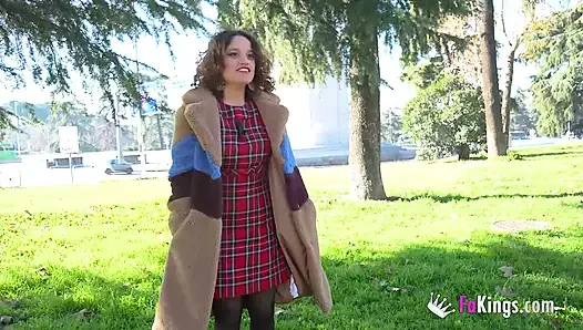 Elena de la Vega üniversiteli oğlanların onlara vahşi bir seks gecesi yaşatmasını istiyor!