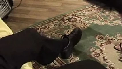 Zarif bayan ezik hizmetçiyi eziyor ve tekmeliyor