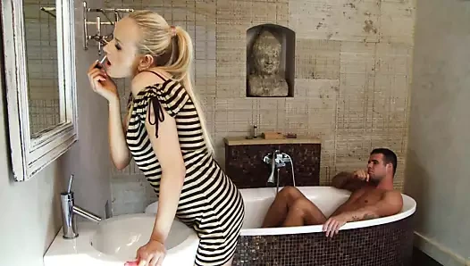 Notgeile Schlampe im bad die Pussy geleckt und geilen Footjob bekommen