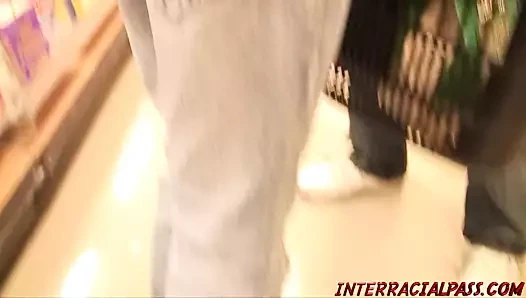 Sıcak ev hanımı çalışır dışarı üzerinde büyük siyah horoz