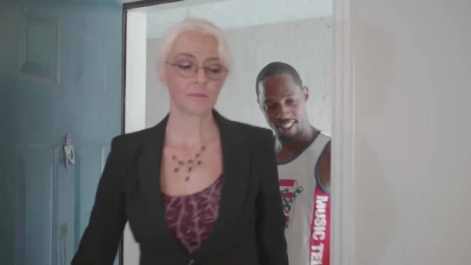 Sürtük orta yaşlı seksi emlakçı satış için büyük zenci yarağı müşterilerini sikiyor - çifte özellik