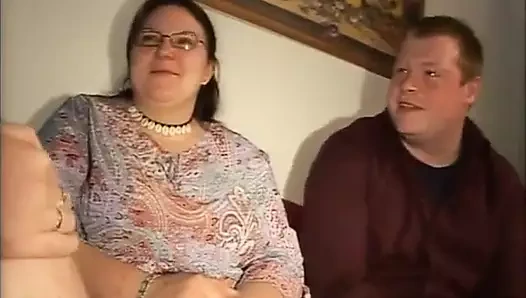 Ateşli şişman Alman ev hanımı ve harika Simones ile eş değiştiren sikişiyor