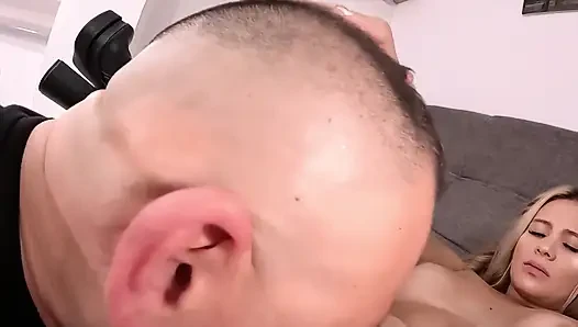 Bir spor antrenörüne fotoğraf çekimiyle porno oyuncusu olmak için gittim ve sonunda onunla sevişiyorum