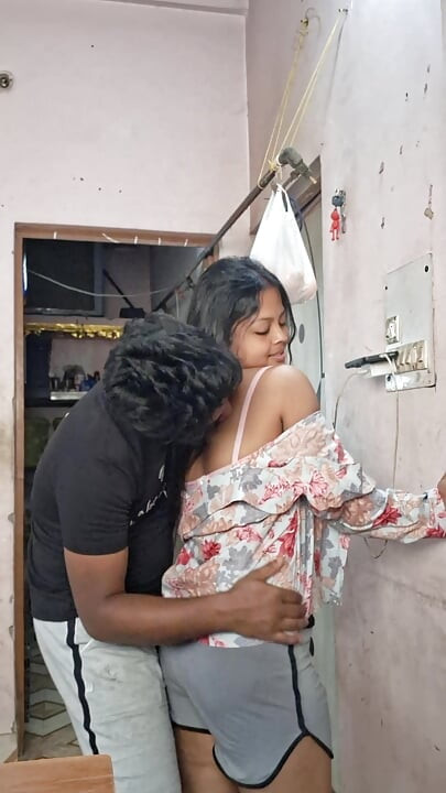 Desi gawri nibba ateşli ve seksi modern yıldız Sudeepa'yı karısı olarak alıyor (Hintçe ses kaydı)