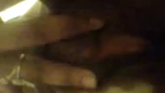Tek başına parmaklıyor