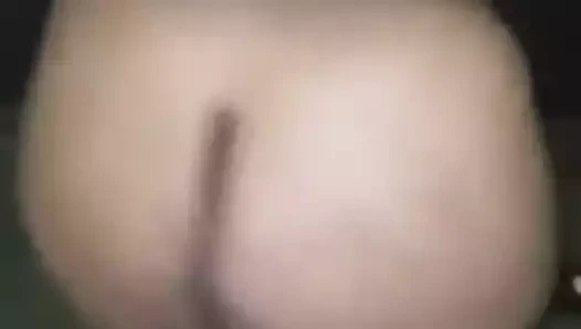 İri güzel kadının götünü sallıyor