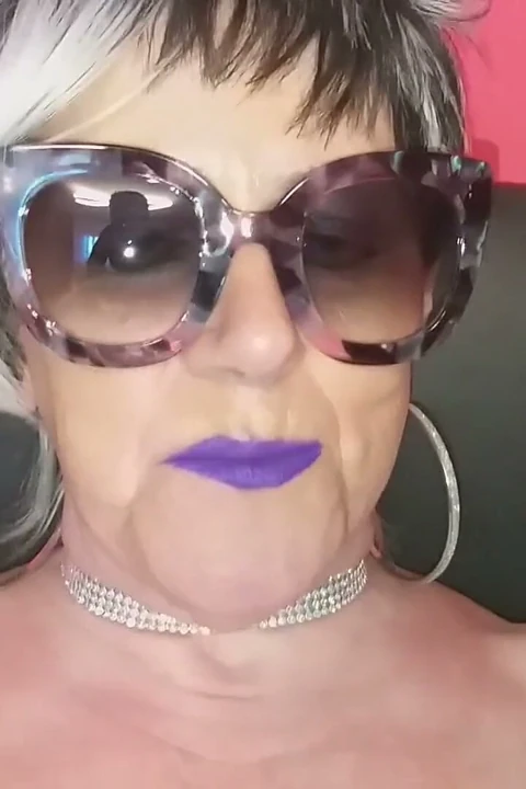 Nineye yarağını emmesi için ver
