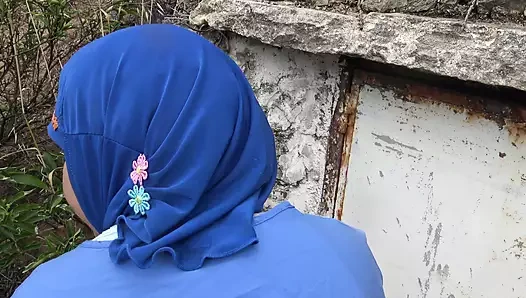 Aldatan Mısırlı çiftçinin karısı komşusunu dışarıda sikiyor