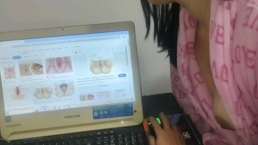 Üvey anne üvey oğlunun anatomi çalışmasına yardım ediyor