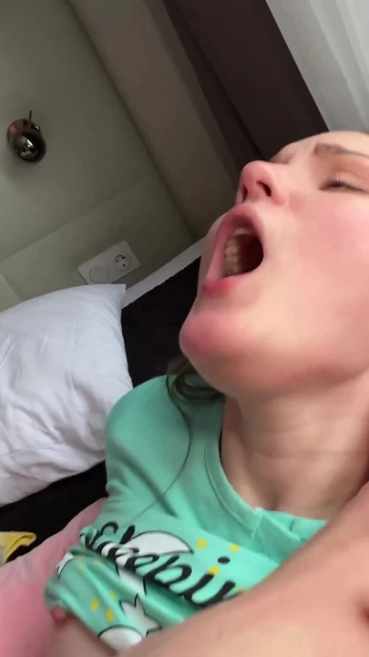 Мощный момент из "СВОДНАЯ СЕСТРА ПОЛУЧАЕТ КРИМПАЙ, ПОКА РОДИТЕЛЕЙ НЕТУ ДОМА"