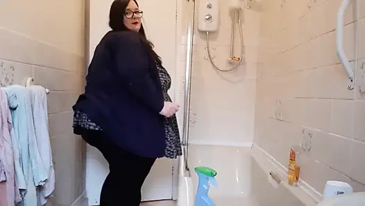 İri güzel kadın banyoda çıplak temizlik yapıyor şişman karın