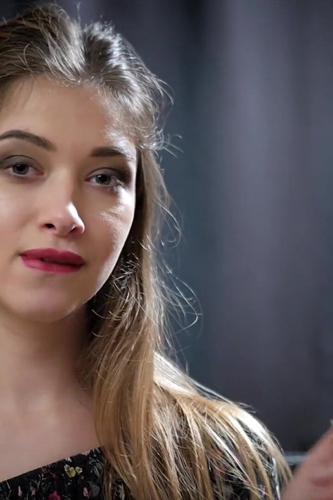 Rüya gibi bayan Irina yakın çekim videosunda sigara içme becerilerini gösteriyor
