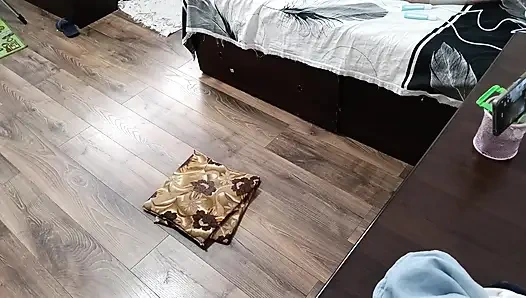 Seksi evli kadın evde çıplak egzersiz yapıyor