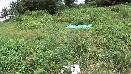 Ateşli kız gibi görünen azgın kıllı Japon genç (18+) amcık herkesin içinde büyük yarakla sert sikiliyor