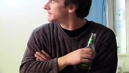 Brett elini uzatıyor