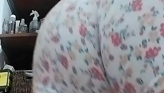 Banyoda yaramazlık yapıyor.