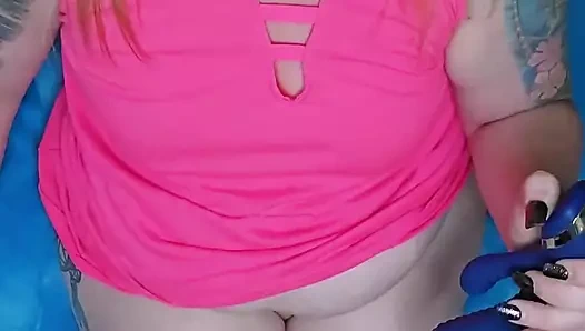 Ateşli beyaz orta yaşlı seksi kadın büyük zenci yarağıyla şampiyon gibi dildo alıyor