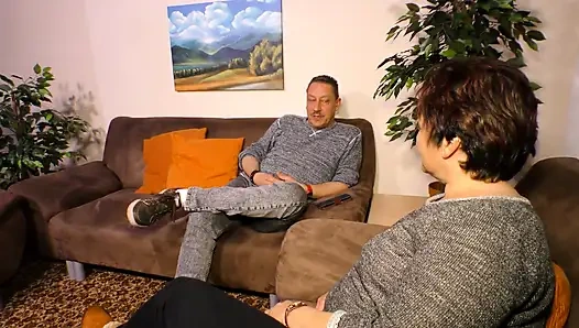 Büyük götlü ve büyük memeli yaşlı evli kadın erkeğini kanepede emiyor ve sikiyor