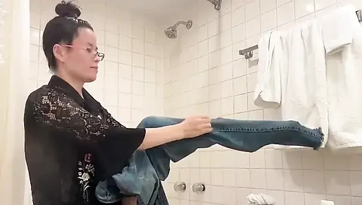 Banyoda beni daha fazla izlemek için abone et