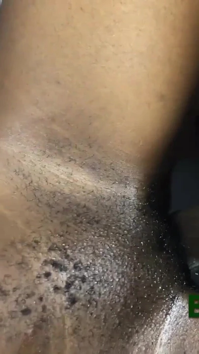 Незабываемый момент из "Трахнула горячую африканскую тинку на столе"