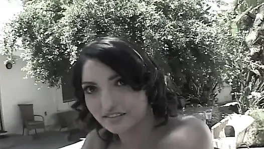 Seksi hatun büyük bir yarak sıkı amcığını ittikten sonra döl yiyor