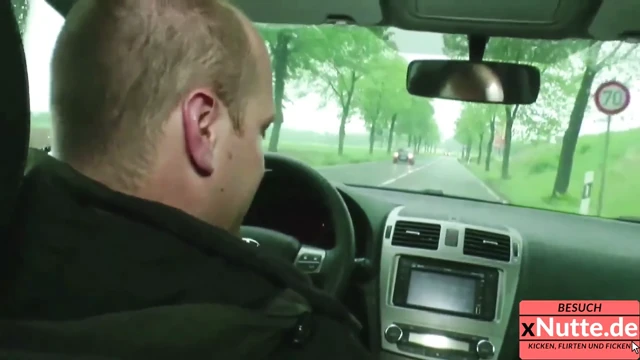 Geile Nutte wird gefickt im Auto