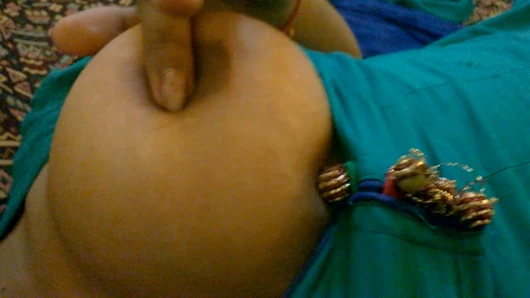 Azgın kız Priya otel yatağında tek memeli yarı çıplak yatarken büyük göğüslerini öpüyor! Yavaş çekim! E14