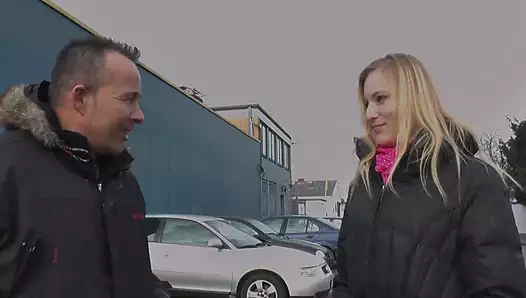 Çoraplı genç kız çeşitli pozlarda sikiliyor