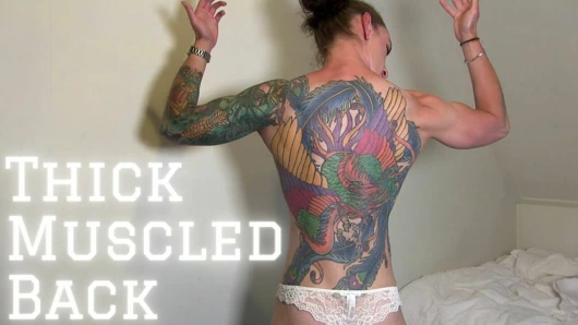 Beyaz iç çamaşırlı kalın kaslı sırt