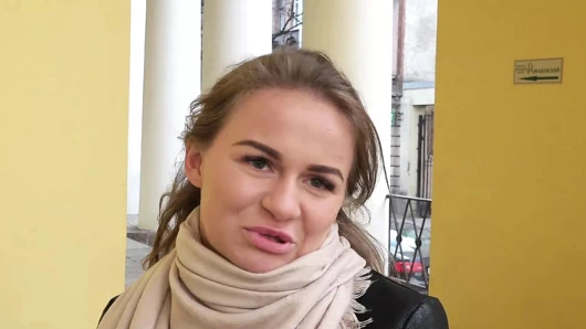 Deri kanepede porno ajan tarafından delinmiş tabaklanmış civciv