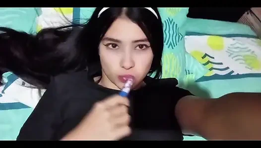 Uyandım ve üvey kuzenimin yarağına düştüm ve sonunda yarağına boşaldım (bölüm 2)