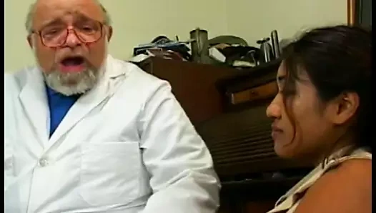 Doktor tarafından anal seks yaptıktan sonra kız erkek arkadaşının sert yarağını alıyor