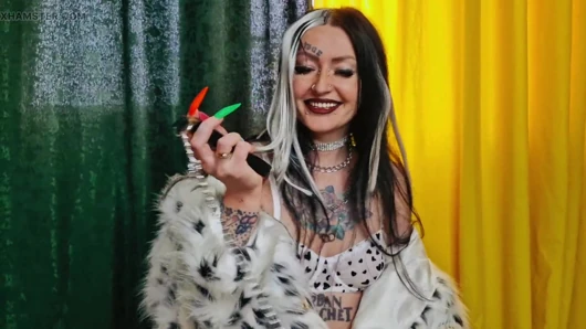 Uyarılma ve baştan çıkarma. Kölenin yarağı Dominatrix Nika ile tasmalı ve Sahibe'nin emrettiği her şeyi yapacak.