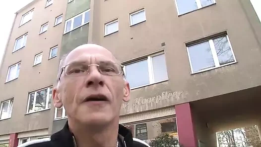 Dövmeli sarışın orta yaşlı seksi kadın amında yaşlı yarağı seviyor