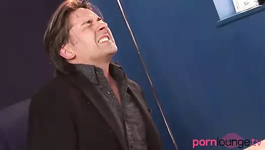 Esmer meslektaşının sikini ve parmaklarını emiyor