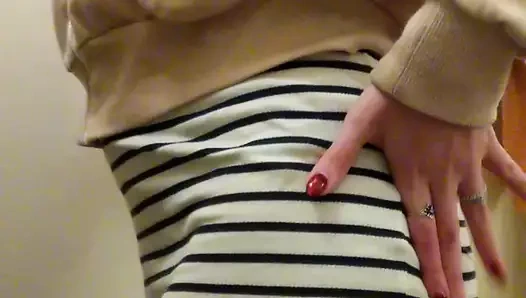 Güzel iç çamaşırımı banyoda gösteriyorum. yakın çekim