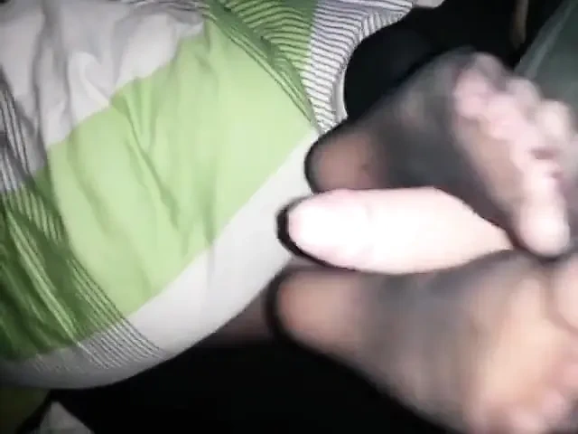 Naylon külotlu çorap çoraplı ayakla mastürbasyon