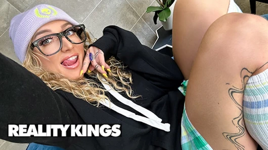 Reality kings - Susie Stellar çaresizce oda arkadaşının yarağına ihtiyaç duyuyor, bu yüzden sertçe boşalana kadar önünde mastürbasyon yapıyor